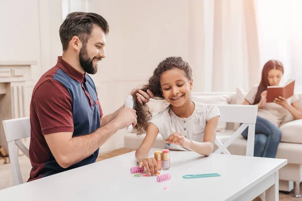 Figlia facendo manicure — Foto stock