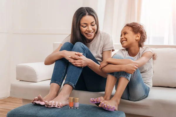 Familie macht Pediküre — Stockfoto