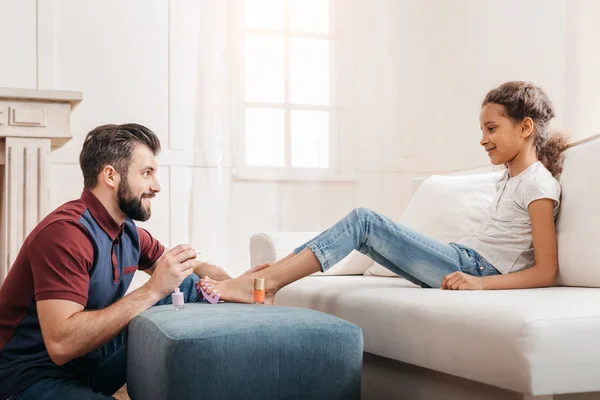 Familie macht Pediküre — Stockfoto