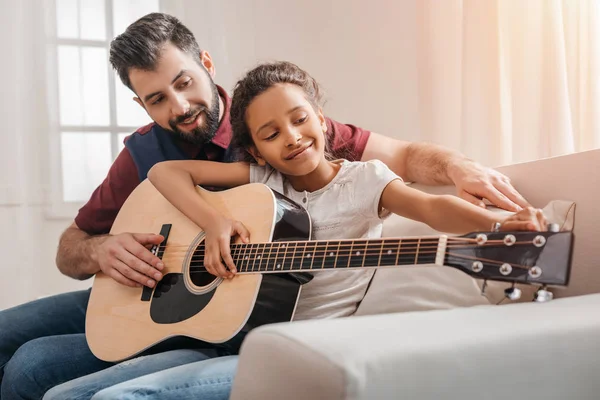Семья играет на гитаре — стоковое фото
