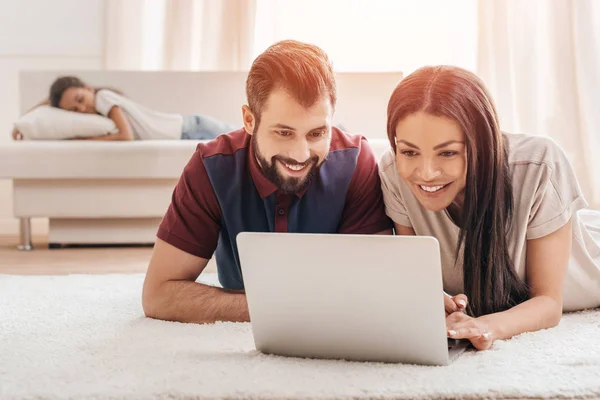 Couple utilisant un ordinateur portable — Photo de stock