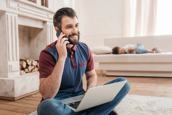 Homem com gadgets em casa — Fotografia de Stock