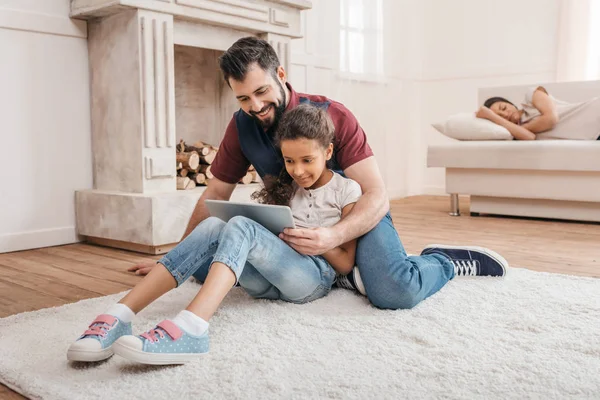 Familie mit Gerät zu Hause — Stockfoto