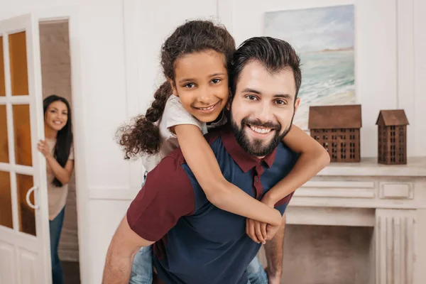 Vater huckepack Tochter — Stockfoto