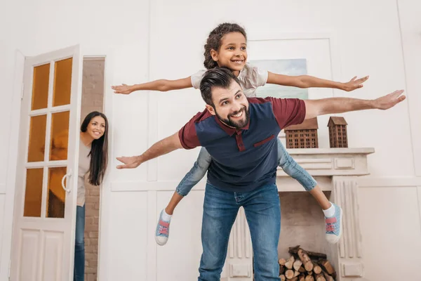 Padre piggybacking hija 3 - foto de stock