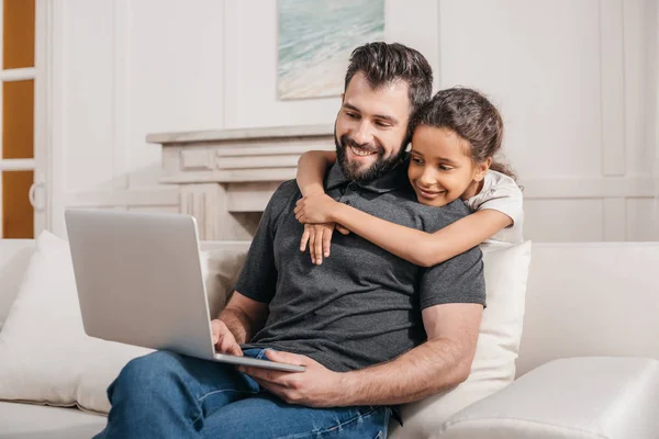 Família com laptop em casa — Fotografia de Stock