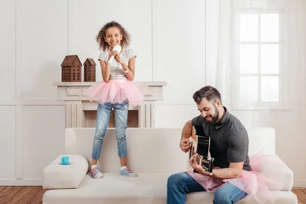 Family singing at home — Stock Photo