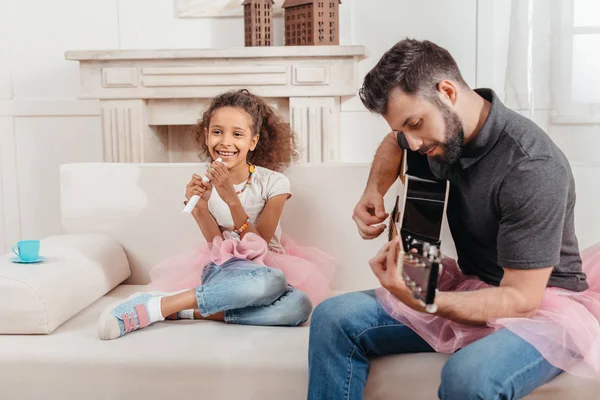 Famiglia che canta a casa — Foto stock