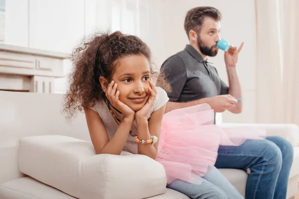 Famiglia seduta sul divano — Foto stock