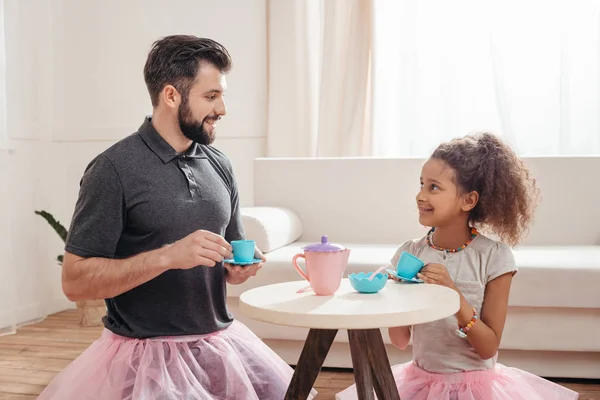 Famille à la partie de thé — Photo de stock