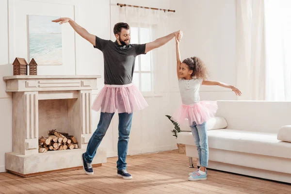 Familie tanzt zu Hause — Stockfoto