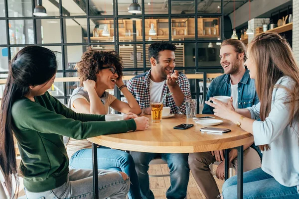 Friends spending time together in cafe — Stock Photo