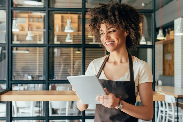 Lächelnde afrikanische amerikanische Kellnerin — Stockfoto