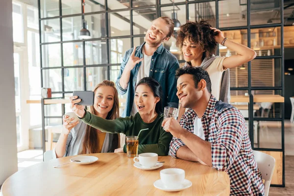 Amigos tomando selfie en la cafetería - foto de stock