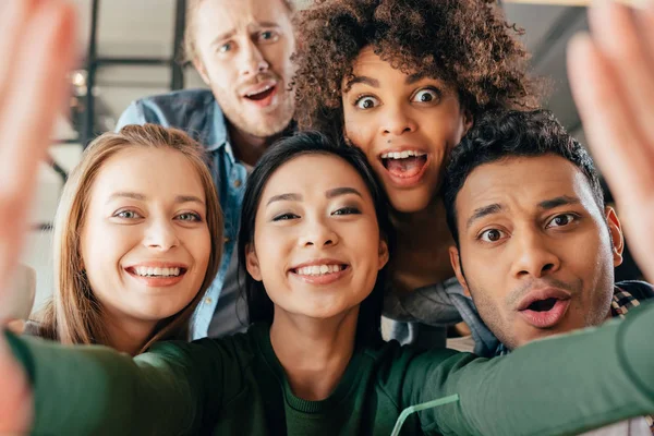 Amigos tomando selfie en la cafetería - foto de stock