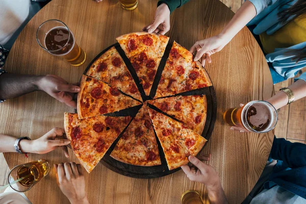 Amici che mangiano pizza nel caffè — Foto stock