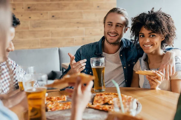 Coppia mangiare pizza al caffè — Foto stock