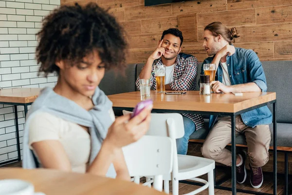 Багатоетнічні люди сидять у кафе — стокове фото