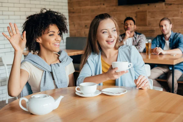 Mulheres jovens tomando chá no café — Fotografia de Stock