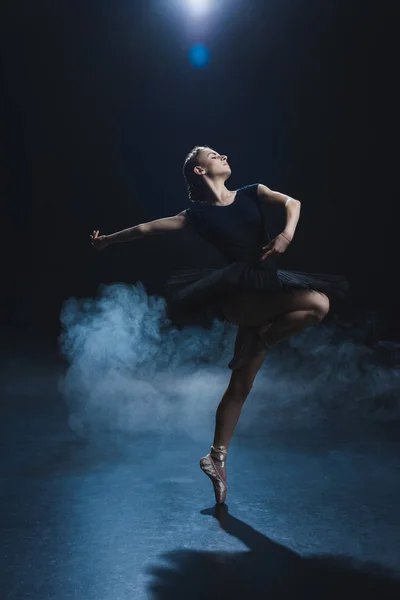 Ballerine dansant en tutu noir — Photo de stock