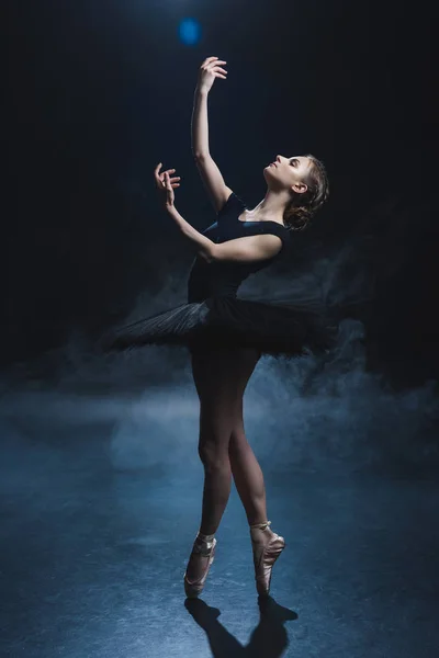 Bailarina bailando en tutú negro — Stock Photo