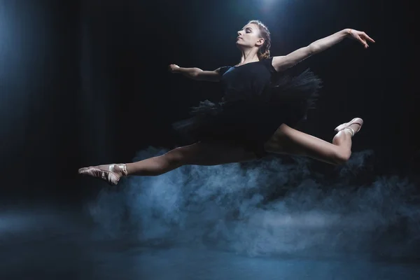 Bailarina dançando em preto tutu — Fotografia de Stock