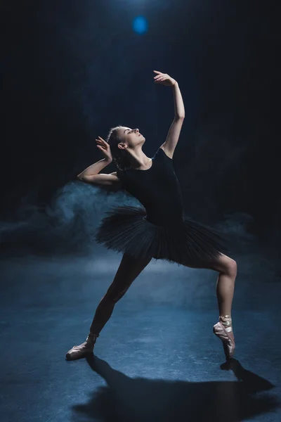 Bailarina dançando em preto tutu — Fotografia de Stock