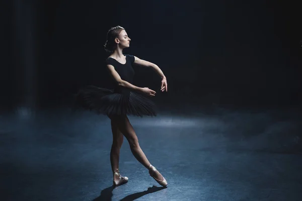 Bailarina dançando em preto tutu — Fotografia de Stock