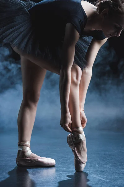 Balletttänzerin im schwarzen Tutu — Stockfoto