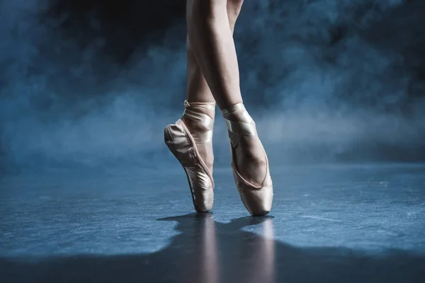 Ballet dancer in pointe shoes — Stock Photo