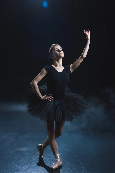 Балетный танцор в черной пачке — стоковое фото