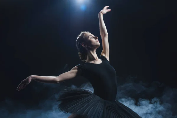 Balletttänzerin im schwarzen Tutu — Stockfoto