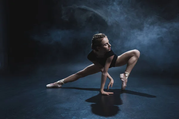 Ballerina tanzt in Spitze und Trikot — Stockfoto