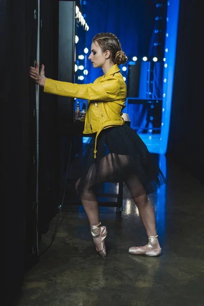 Bailarina estirándose en vestidor - foto de stock