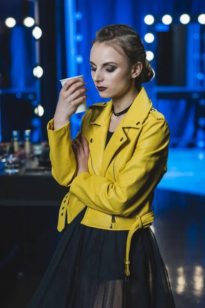 Chica atractiva con maquillaje - foto de stock