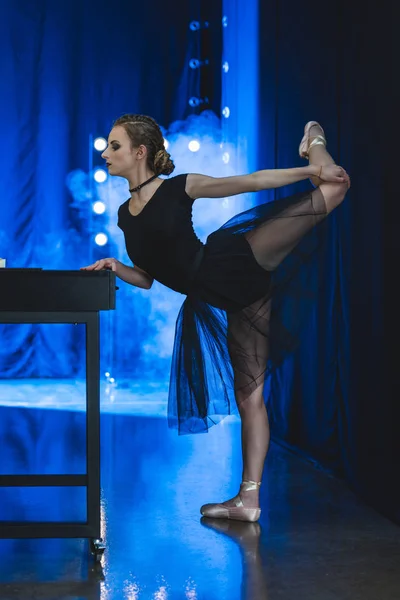 Ballerine s'étirant en studio — Photo de stock