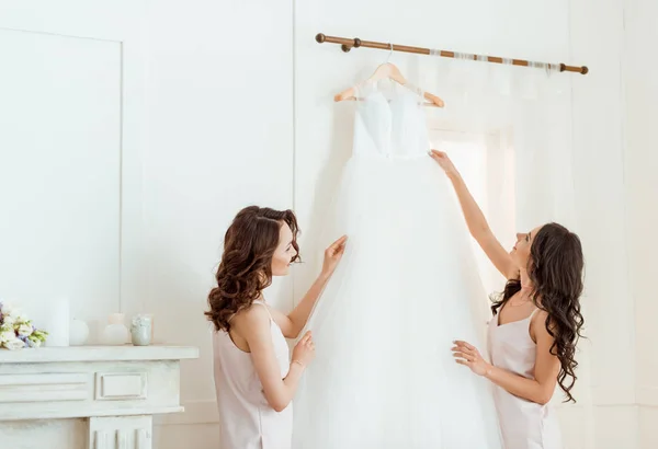 Junge Frauen mit Hochzeitskleid — Stockfoto