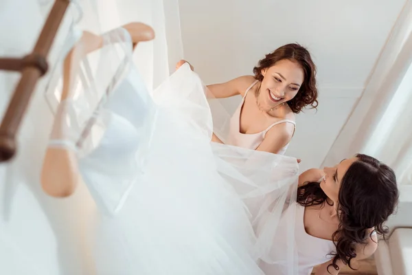 Junge Frauen mit Hochzeitskleid — Stockfoto