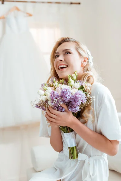 Mujer celebración de la boda ramo - foto de stock