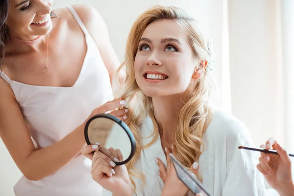 Novia conseguir maquillaje antes de la boda - foto de stock