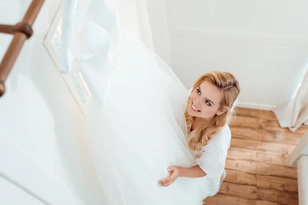 Femme avec robe de mariée — Photo de stock