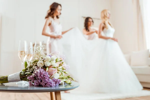 Brautstrauß mit Braut und Brautjungfern — Stockfoto