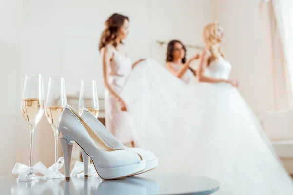 Tacones altos y champán con novia con damas de honor - foto de stock