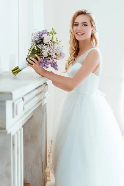 Novia en vestido de novia - foto de stock