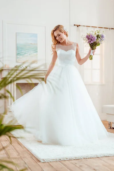 Bride in wedding dress — Stock Photo