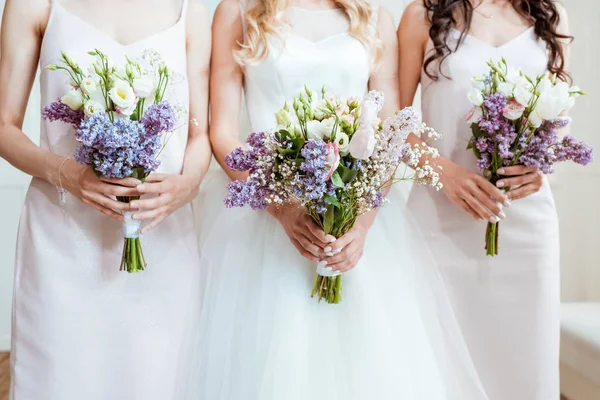 Mariée avec demoiselles d'honneur tenant des bouquets — Photo de stock