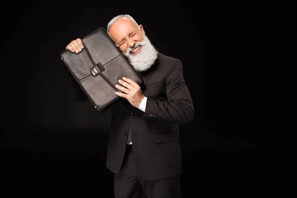 Emocionado hombre de negocios sosteniendo maletín - foto de stock