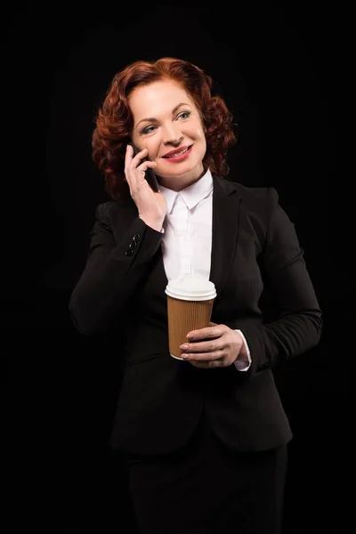 Mujer de negocios hablando por teléfono - foto de stock