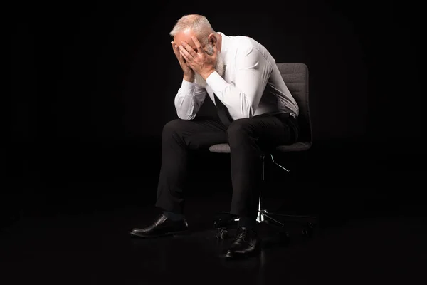 Hombre sosteniendo la cara en las manos - foto de stock