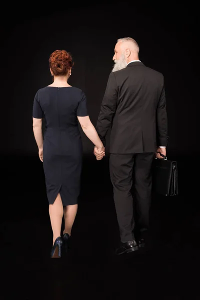 Homme et femme tenant la main — Photo de stock